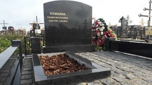 Мемориальный комплекс с крестом Златоуст Ваза. Габбро-диабаз Красносельская
